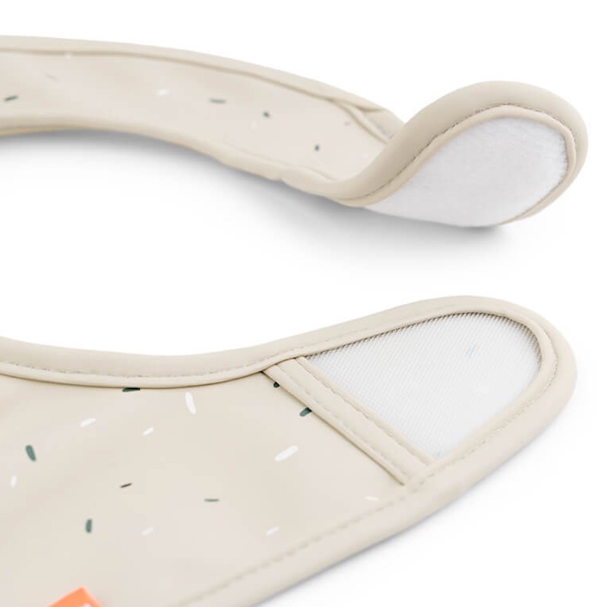 2 Lätzchen LALEE Erledigt von Deer Sand