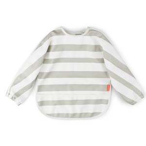 Babero con bolsillo y mangas Stripes Arena Done by Deer