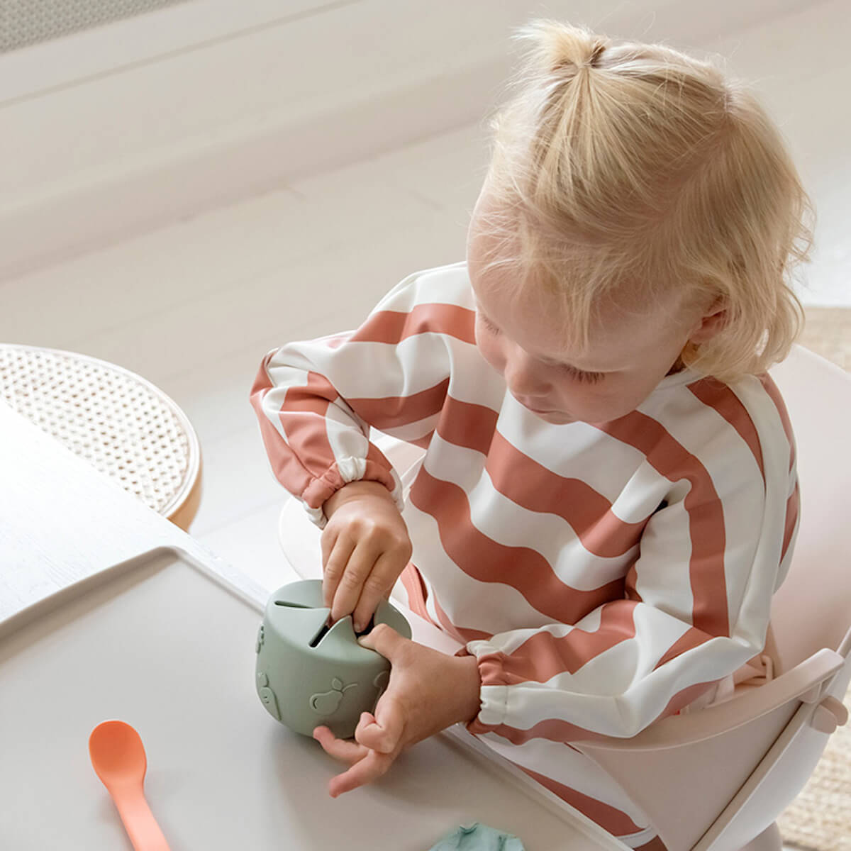 Babero con bolsillo y mangas Stripes Papaya Done by Deer