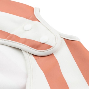 Babero con bolsillo y mangas Stripes Papaya Done by Deer