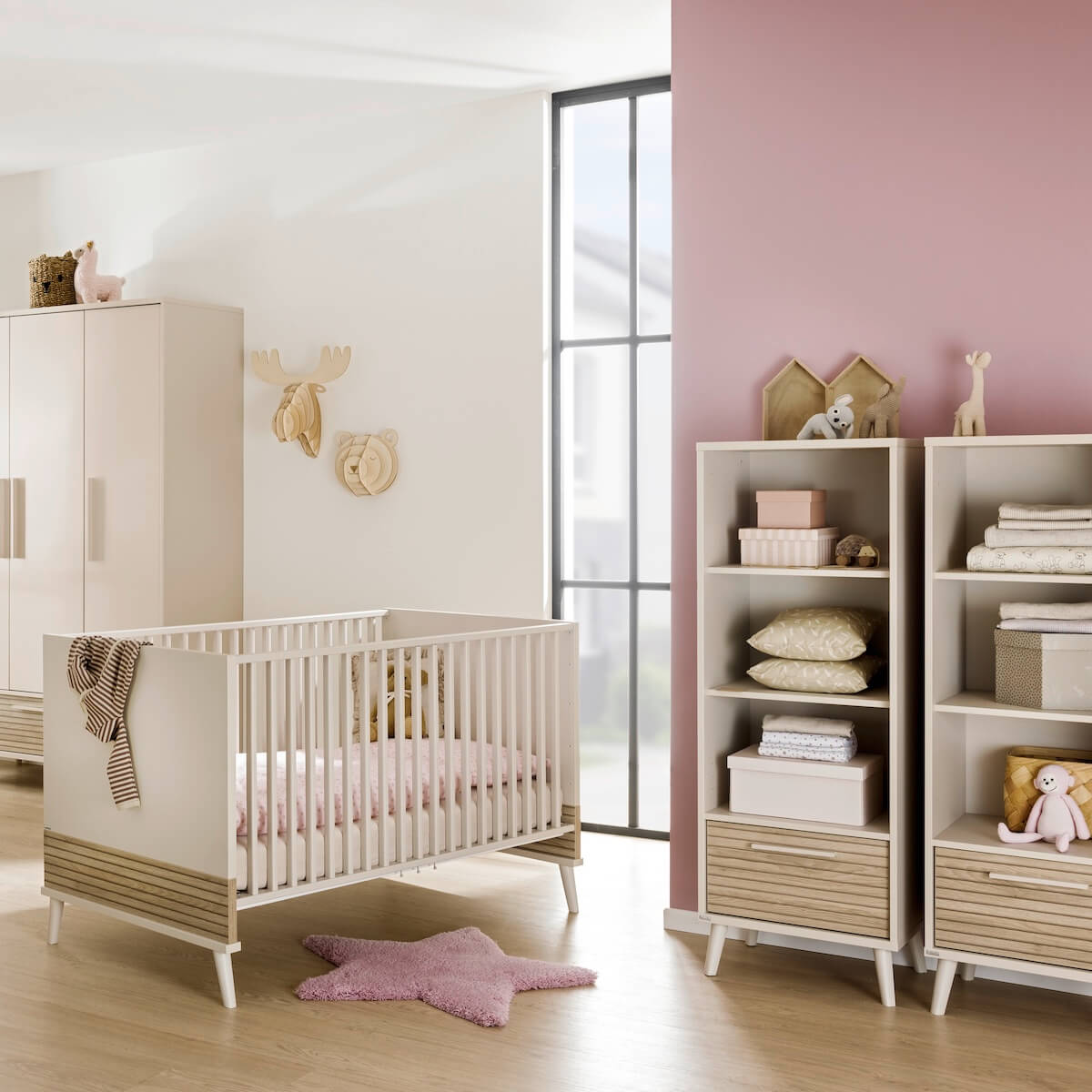 Babybett 70 x 140 cm, mit 3 Schlupfsprossen, AIRWELL Comfort Federkernrahmen, 4-fach höhenverstellbar EEFJE Paidi Beige cashmere / eiche