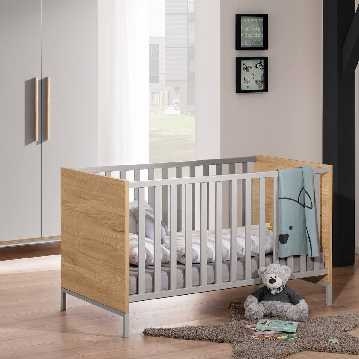 Babybett 70x140cm, mit 2 Schlupfsprossen, Lattenrost AIRWELL Comfort, in 4 Richtungen höhenverstellbar BENNE Paidi Eiche Montana schiefergrau