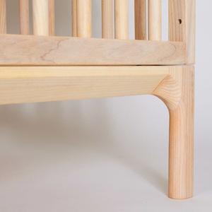 Babybett KERA in Buche mit Aufsatz Round-Sockelfuß Bevel