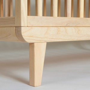 Babybett KERA in Buche mit Aufsatz Round-Sockelfuß Retro