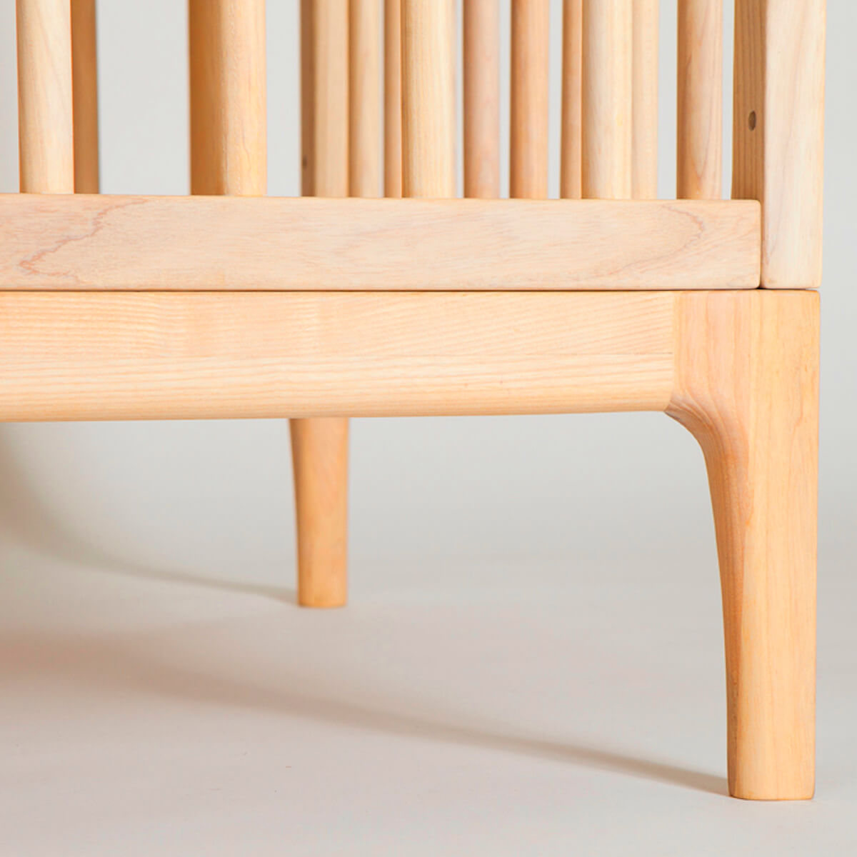 Babybett KERA in Buche mit Aufsatz Straight-Sockelfuß Bevel