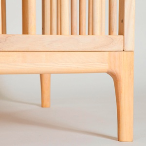 Babybett KERA in Buche mit Aufsatz Straight-Sockelfuß Curve