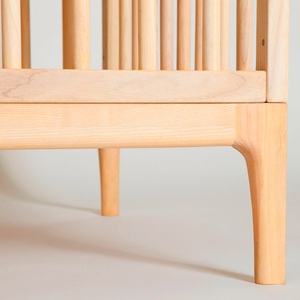 Babybett KERA in Buche mit Aufsatz Straight-Sockelfuß Retro