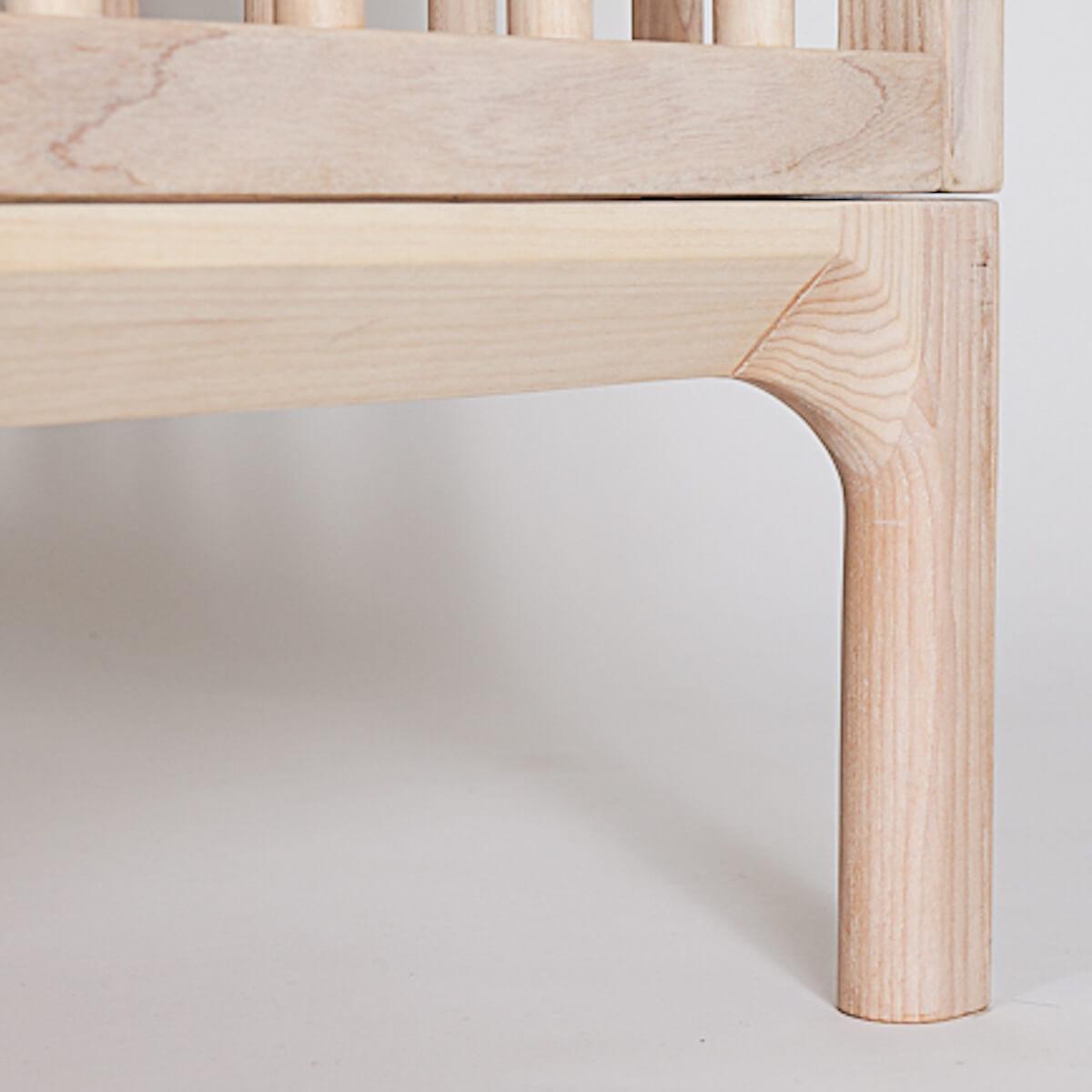 Babybett KERA in Esche mit Aufsatz Round-Sockelfuß Bevel