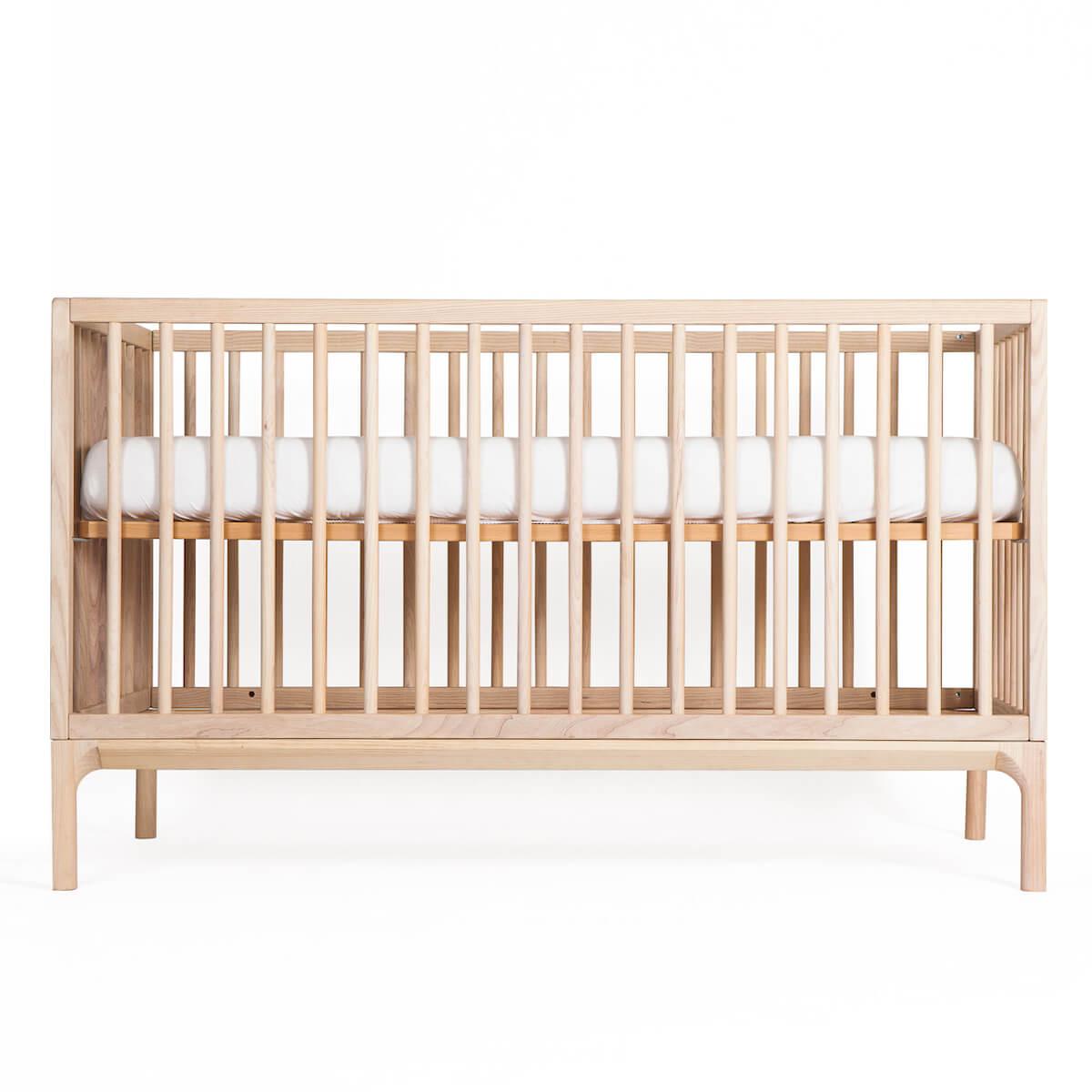Babybett KERA in Esche mit Aufsatz Round-Sockelfuß Bevel