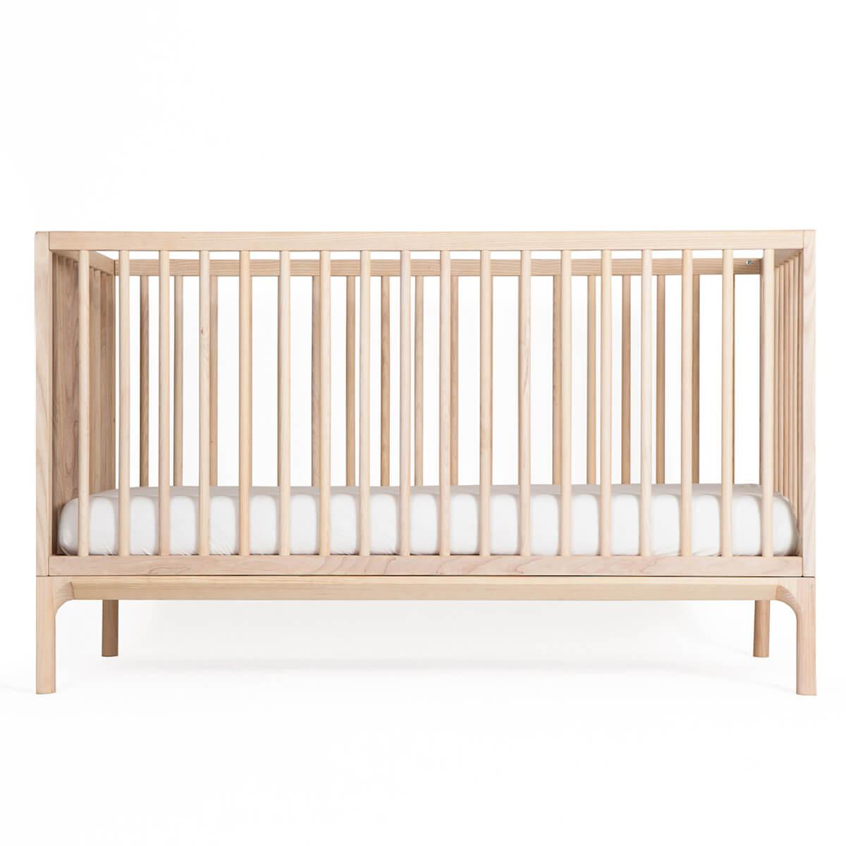 Babybett KERA in Esche mit Aufsatz Round-Sockelfuß Bevel