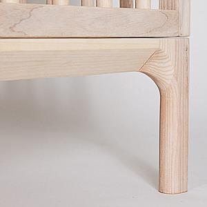 Babybett KERA in Esche mit Aufsatz Round-Sockelfuß Bevel