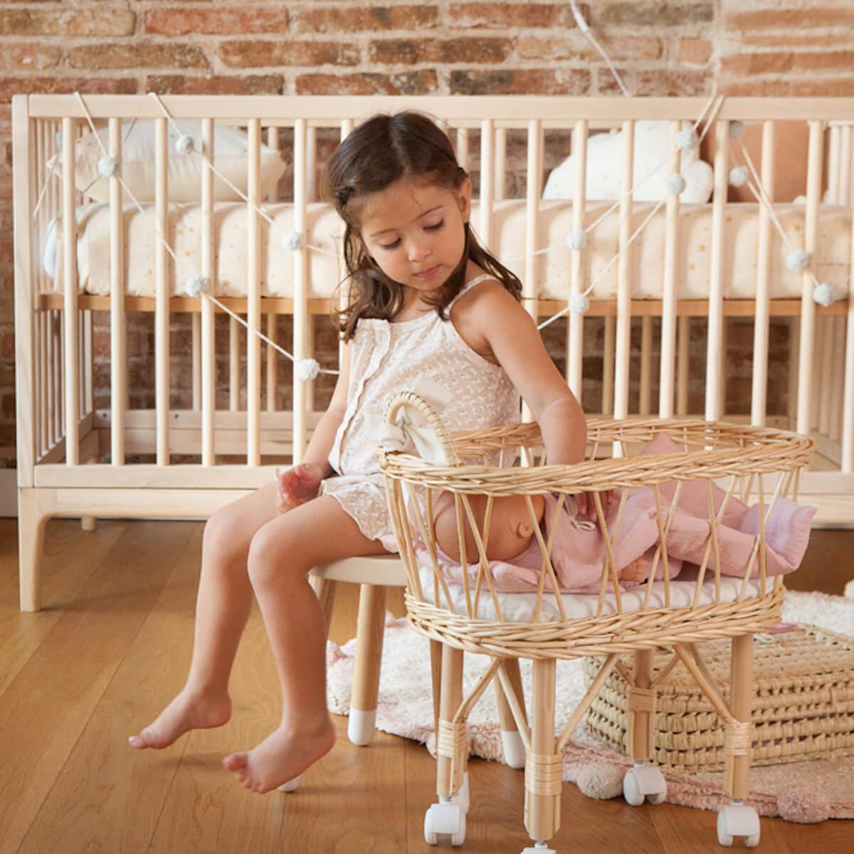 Babybett KERA in Esche mit Aufsatz Round-Sockelfuß Curve 
