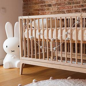 Babybett KERA in Esche mit Aufsatz Round-Sockelfuß Pure