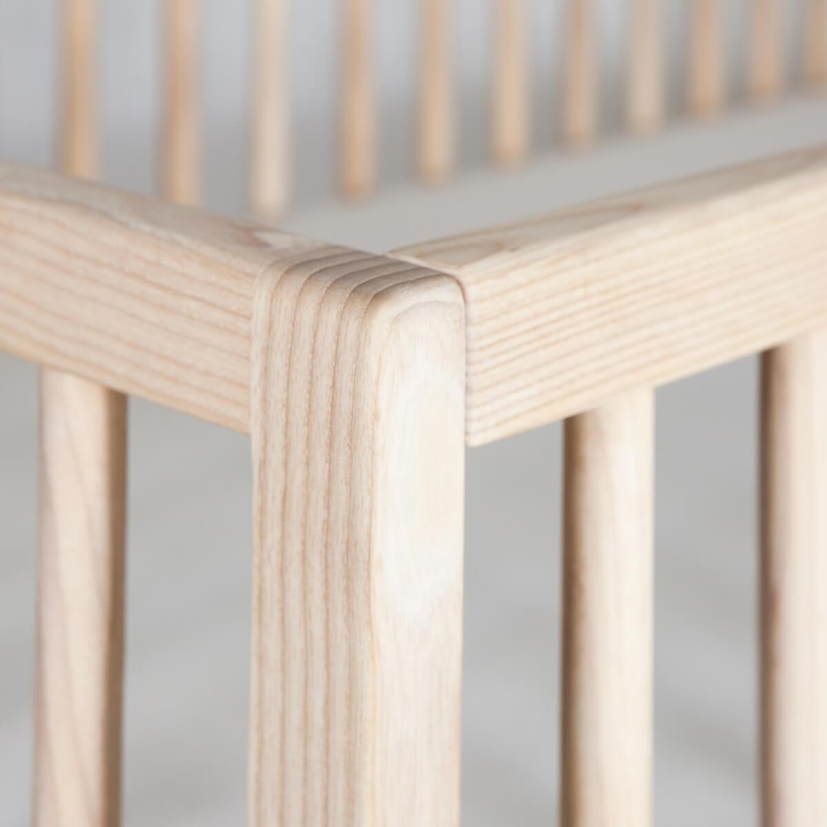 Babybett KERA in Esche mit Aufsatz Round-Sockelfuß Retro
