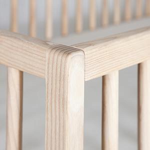 Babybett KERA in Esche mit Aufsatz Round-Sockelfuß Retro