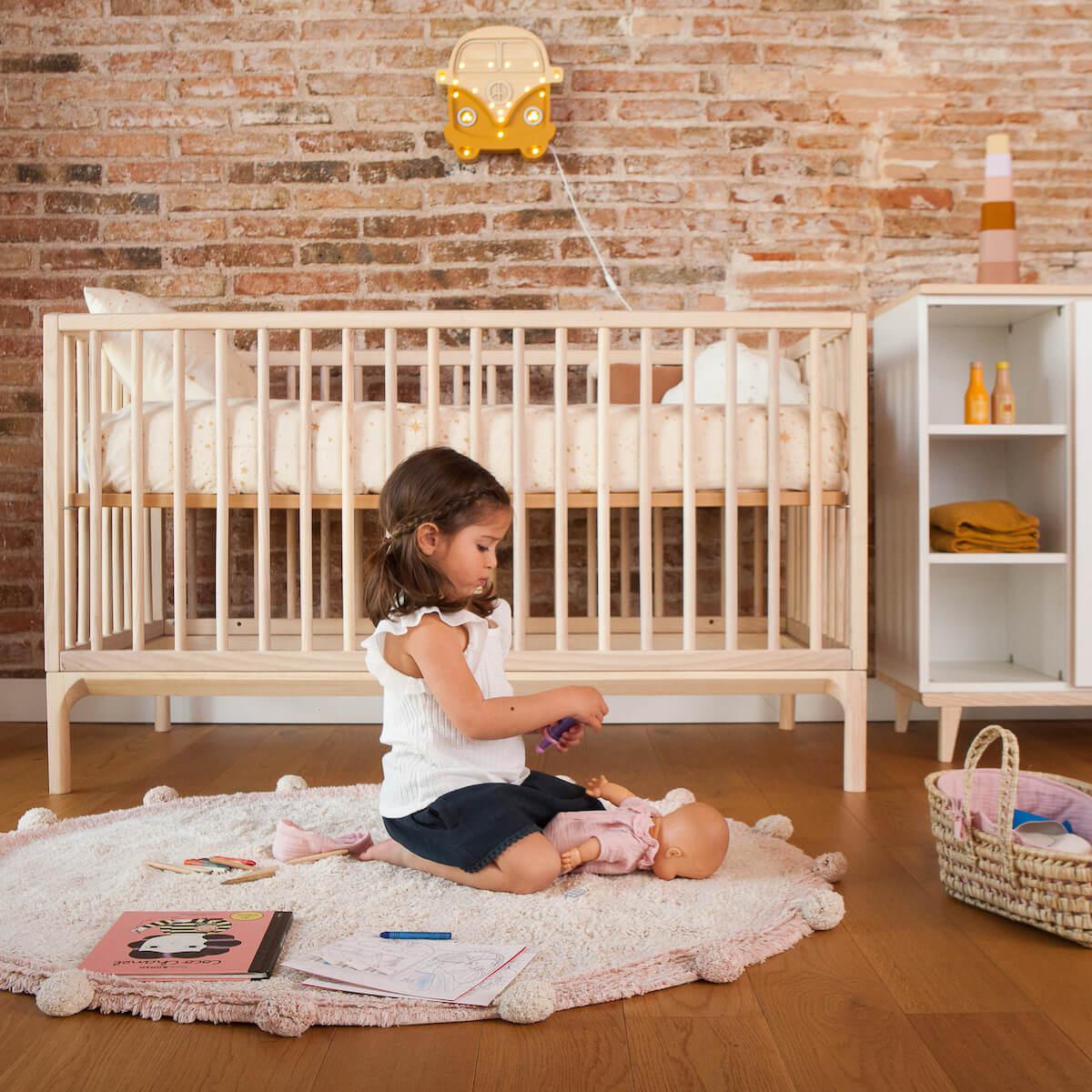 Babybett KERA in Esche mit Aufsatz Straight-Sockelfuß Bevel