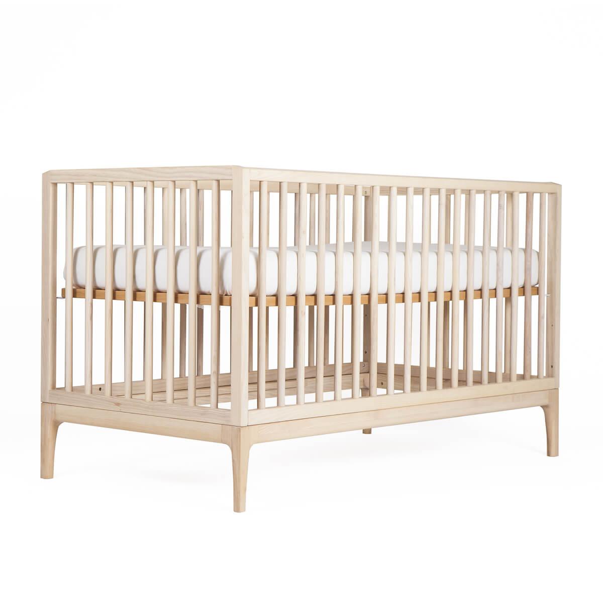 Babybett KERA in Esche mit Aufsatz Straight-Sockelfuß Curve