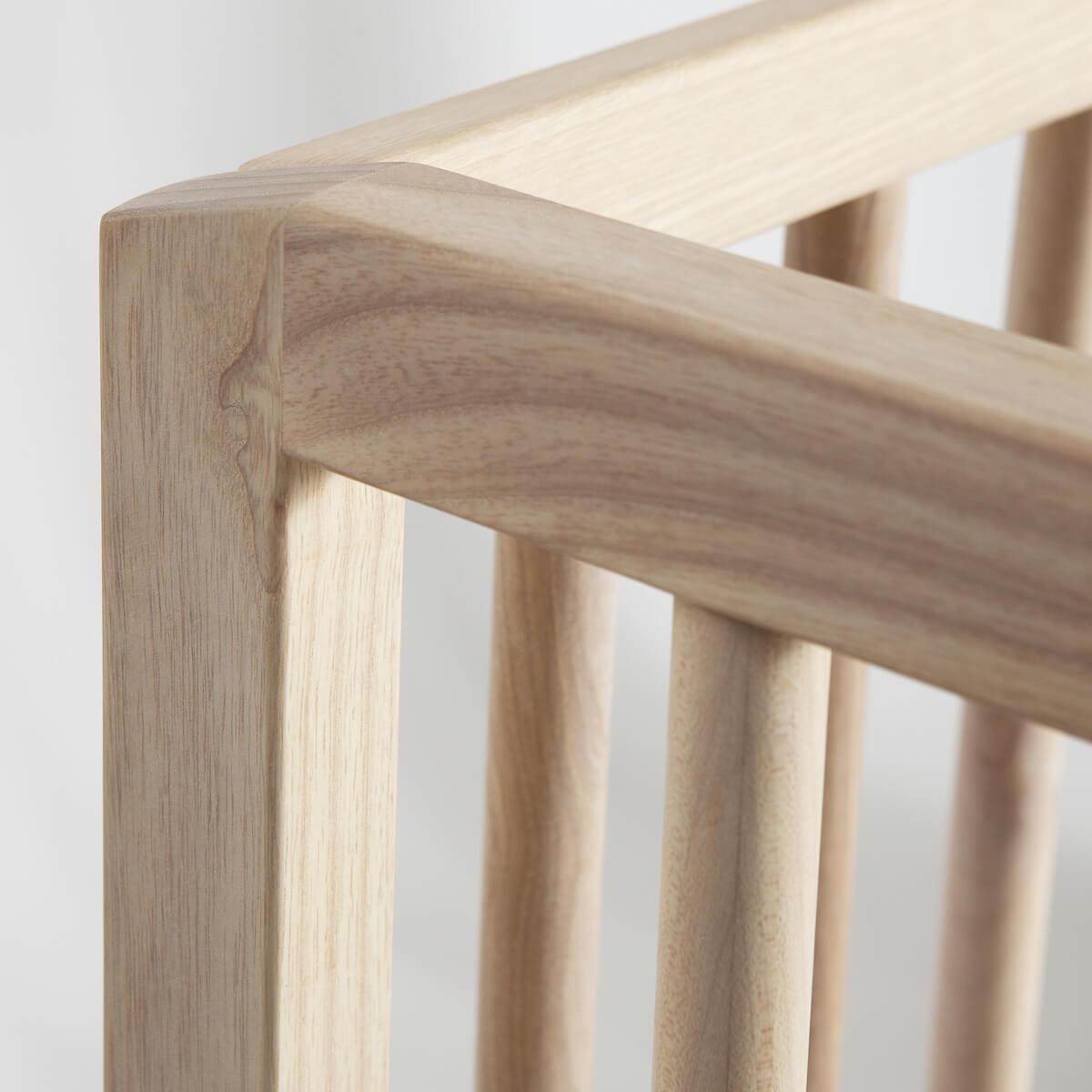 Babybett KERA in Esche mit Aufsatz Straight-Sockelfuß Curve