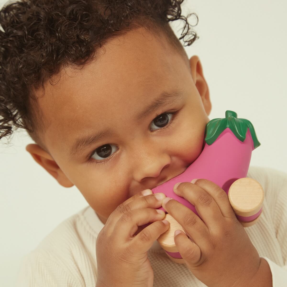 Babyspielzeug EMMA THE EGGPLANT CAR Oli & Carol