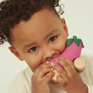 Babyspielzeug EMMA THE EGGPLANT CAR Oli & Carol