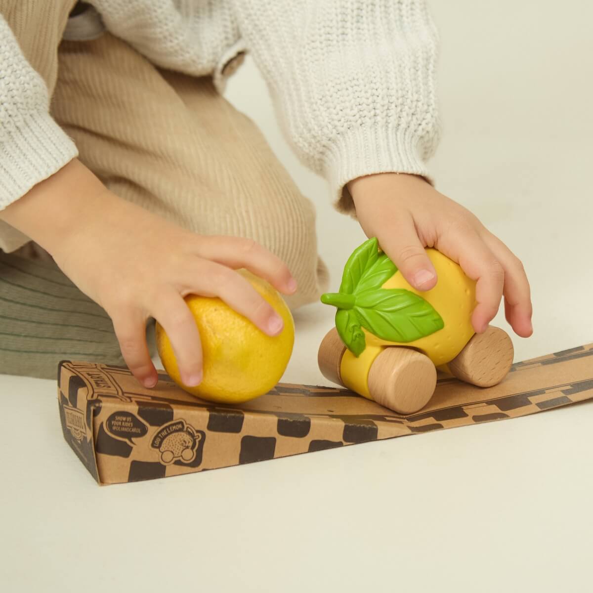 Babyspielzeug LOU THE LEMON CAR Oli & Carol