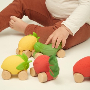 Babyspielzeug LOU THE LEMON CAR Oli & Carol