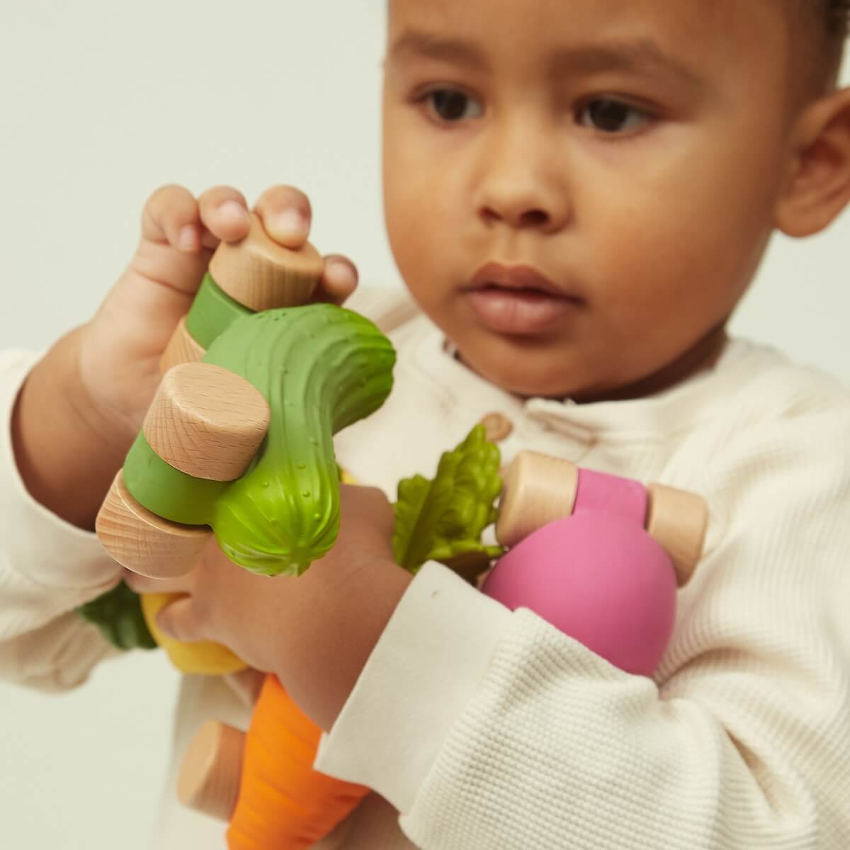 Babyspielzeug PEPINO THE CUCUMBER CAR Oli & Carol