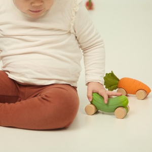 Babyspielzeug PEPINO THE CUCUMBER CAR Oli & Carol