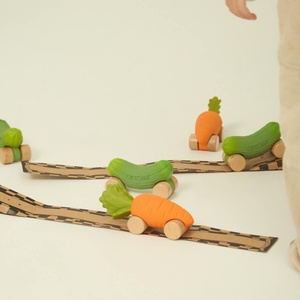 Babyspielzeug PEPINO THE CUCUMBER CAR Oli & Carol