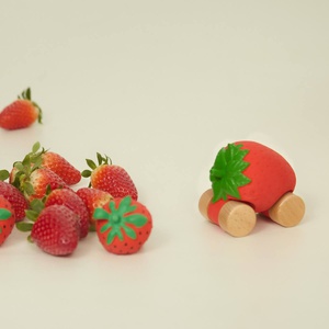 Babyspielzeug SWEETIE THE STRAWBERRY CAR Oli & Carol