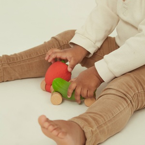 Babyspielzeug SWEETIE THE STRAWBERRY CAR Oli & Carol