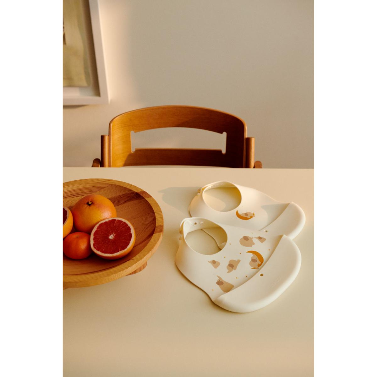 Bavoir imprimé ember par 2 Liewood Elephant creme de la creme