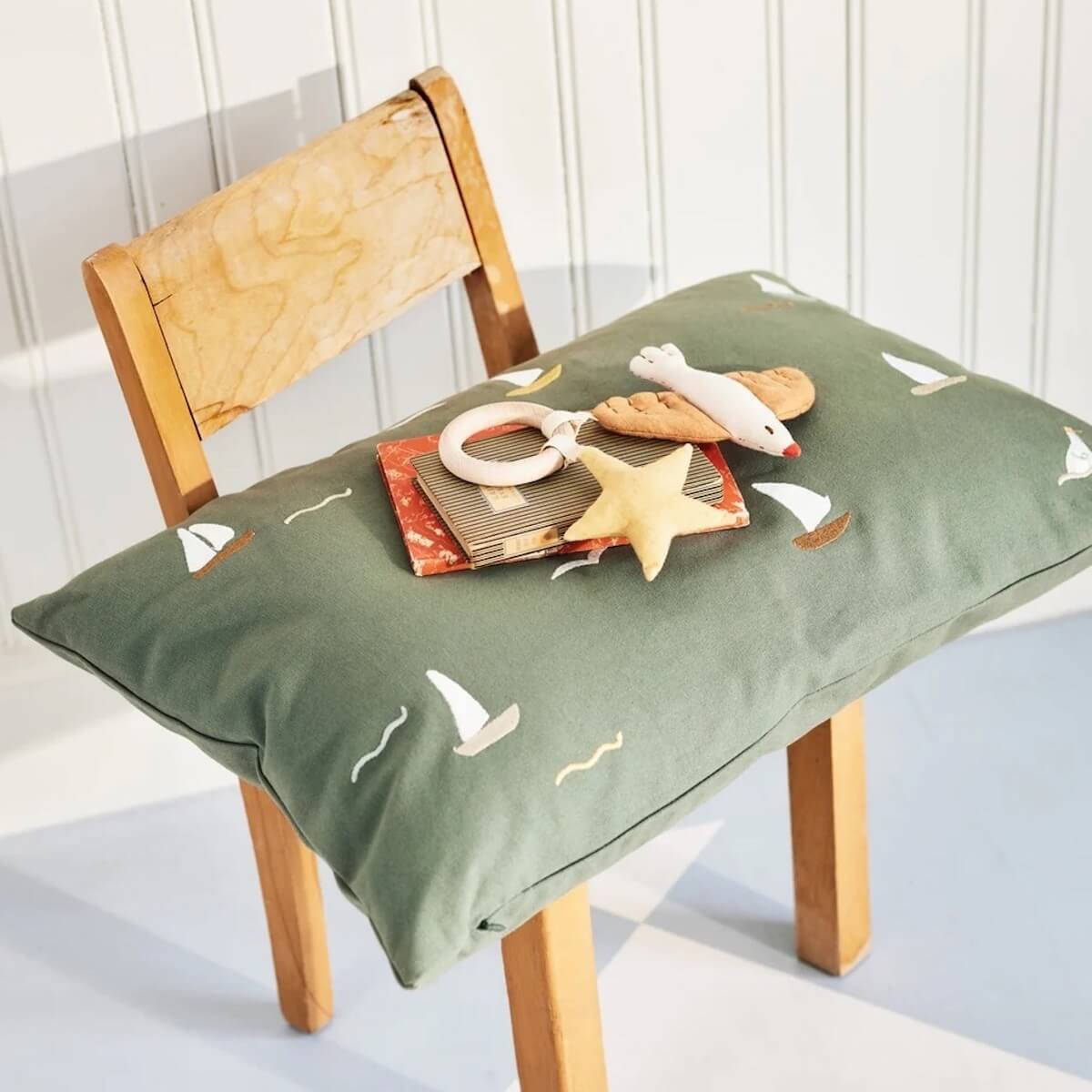 Besticktes Kissen Liebe April-Segelboote