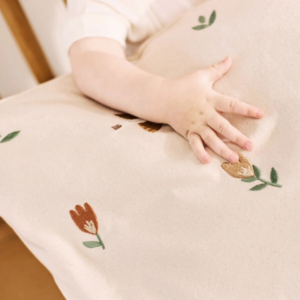 Besticktes Kissen Liebe April-Singvögel