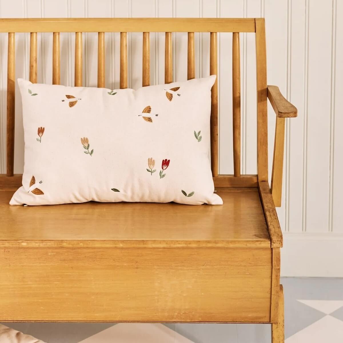 Besticktes Kissen Liebe April-Singvögel