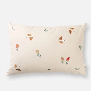 Besticktes Kissen Liebe April-Singvögel