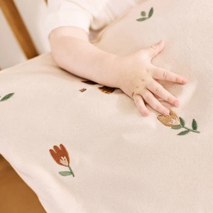 Besticktes Kissen Liebe April-Singvögel