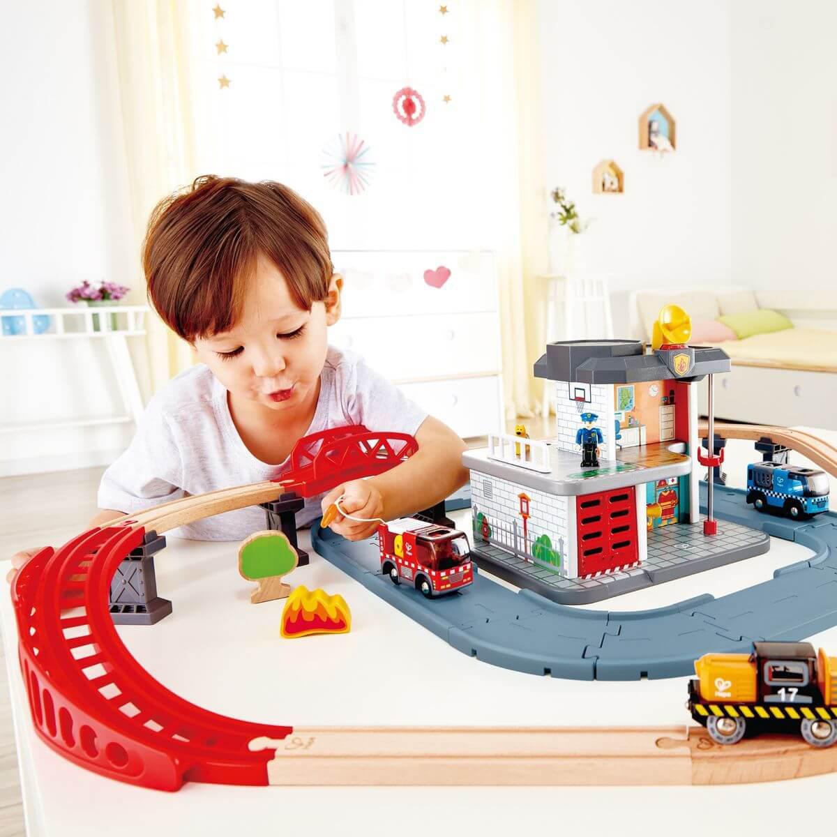 Feuerwehrauto mit Sirene FIRE TRUCK Hape 