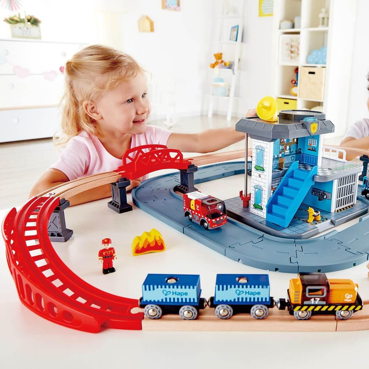 Feuerwehrauto mit Sirene FIRE TRUCK Hape 