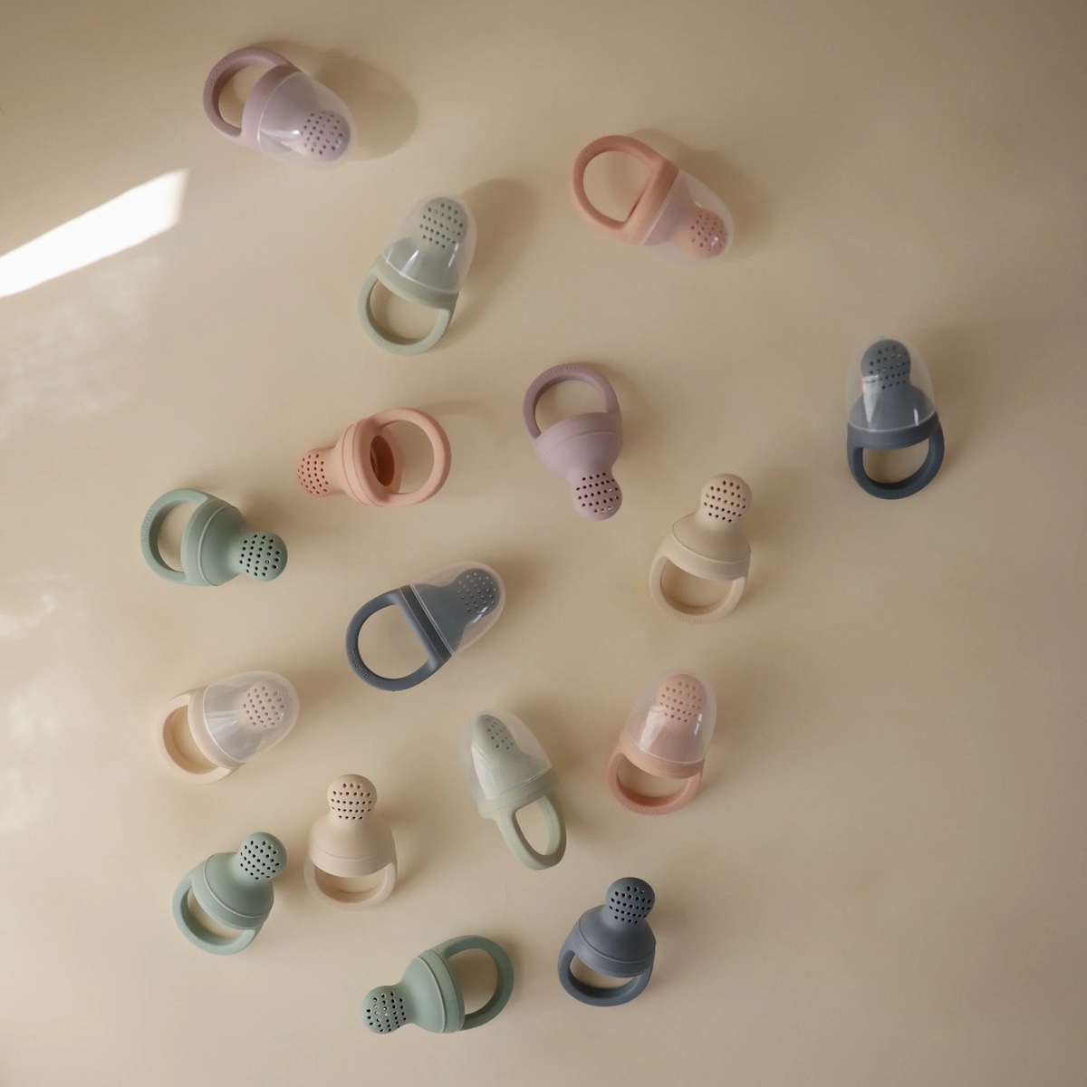 Frischfutterautomat Silikon 2pc Mushie Tradewinds     