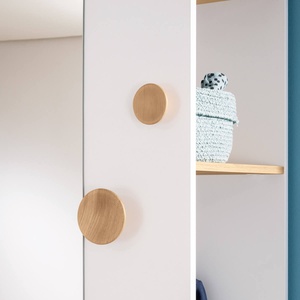 Garderobe, 2 Einlegeböden, 1 Kleiderstange, 1 Spiegel, 3 Knöpfe, kann an der schmalen oder breiten Seite des Eckschranks befestigt oder frei montiert werden OSCAR Paidi Eiche Nebraska / weiß