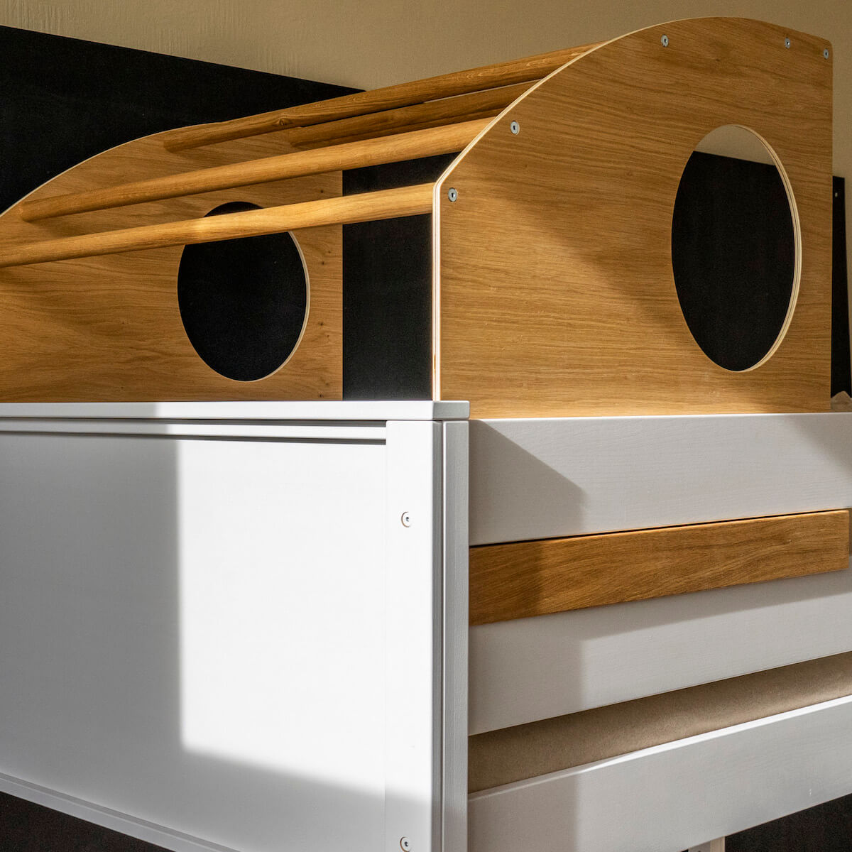 Hablbhohes Bett-Kajüte hoch KASVA Buche massiv weiß-lackiert Eiche furniert-geölt