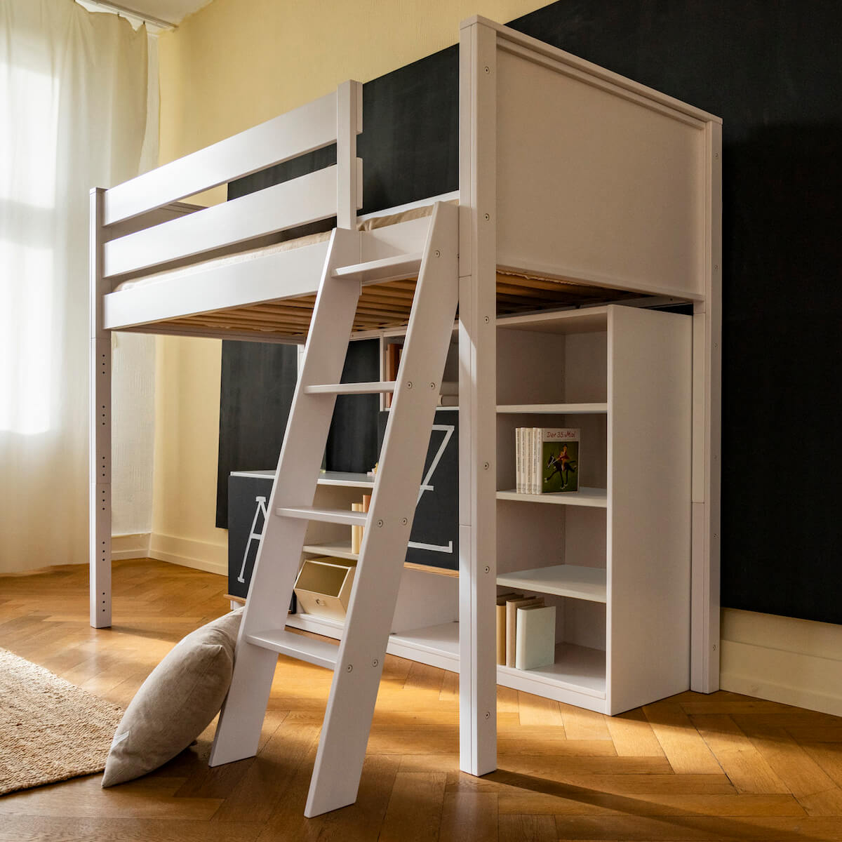 Halbhohes Bett-Regal KASVA Buche massiv weiß-lackiert