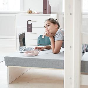 Hochbett mit integriertem Sofabett 90x200cm Hängeschreibtisch-gerader Leiter (ohne Matratze) CLASSIC Flexa whitewash