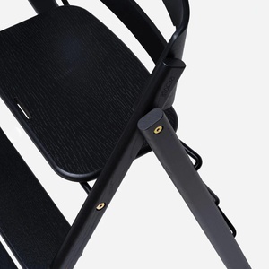 Hochstuhl aus natürlicher Eiche KLAPP Kaos schwarzer