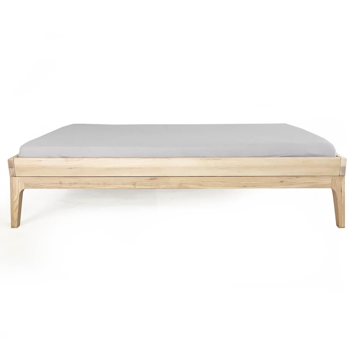 Juniorbett KERA in Esche mit Sockelfuß Pure