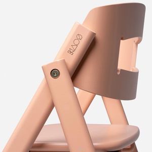 KAOS Klapp Hochstuhl aus Buche, helles Koralle