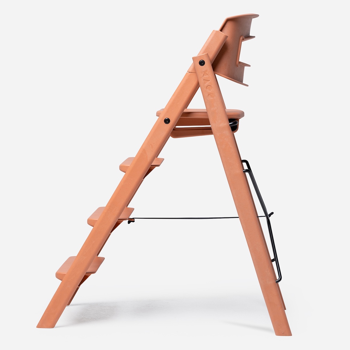 KAOS Klapp Hochstuhl aus recyceltem Kunststoff in Terrakotta-Rosa