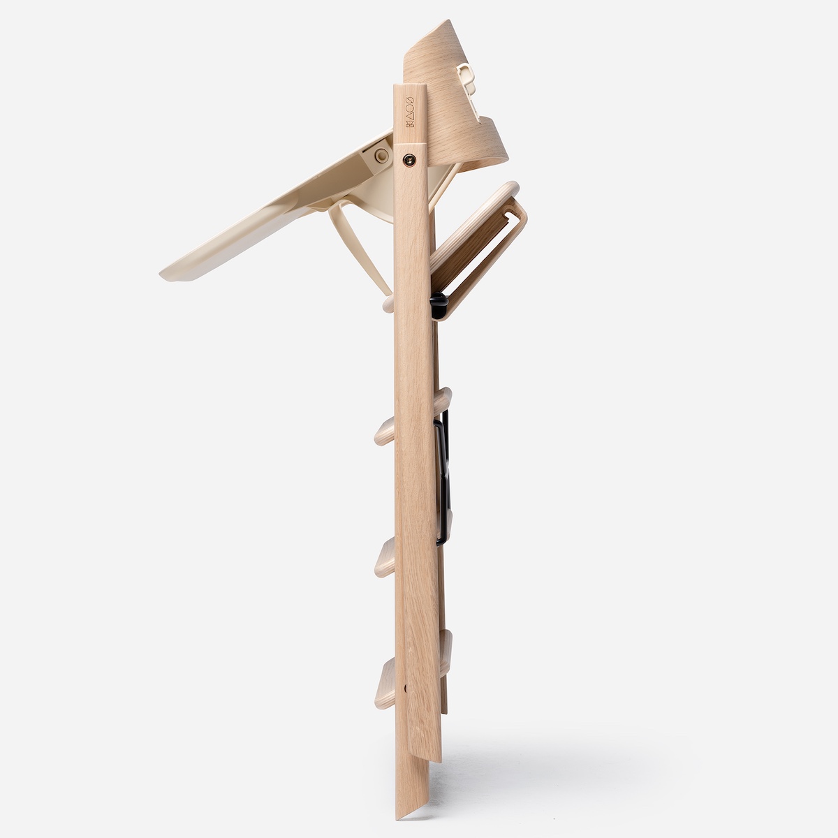 KAOS Klapp Tablett aus recyceltem Kunststoff in Elfenbein