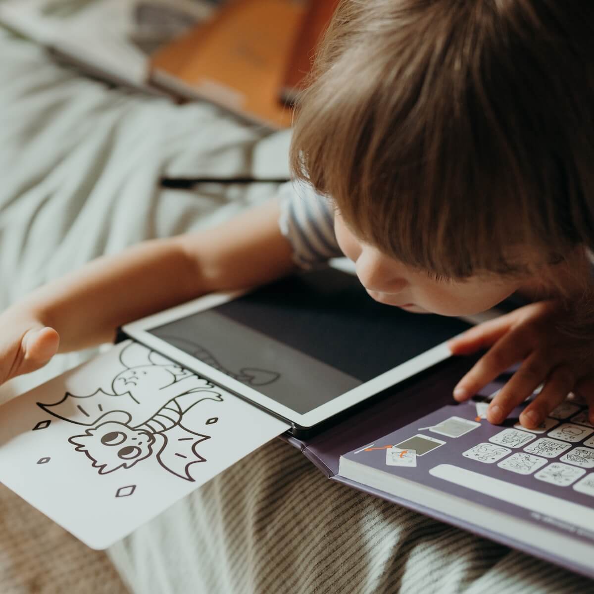 Kidywolf Kidydraw-mini ist ein tragbares Zeichentablett mit Pausenpapier. Dieses Buch enthält 30 Zeichnungen und 1 LCD-Bildschirm. 